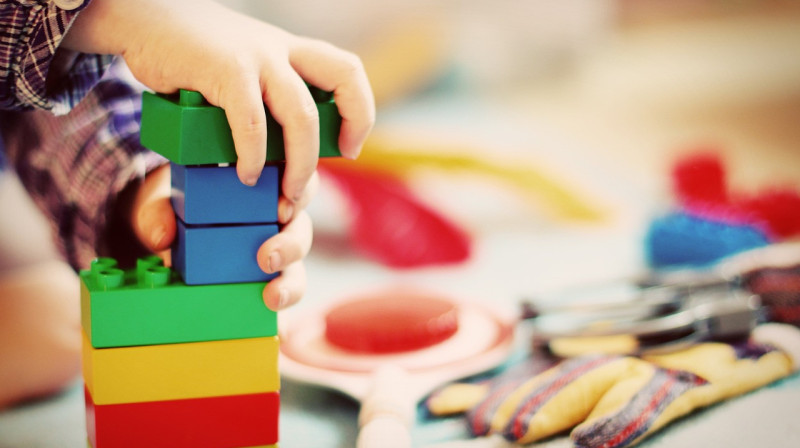 На малышей свалился шкаф в детском саду в Уральске