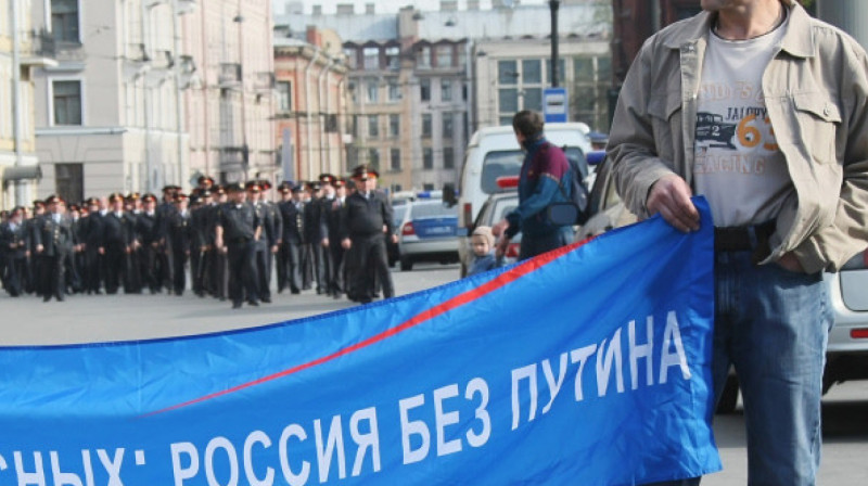 В Москве задержали 76-летнего пенсионера за куртку с надписью «Россия без Путина»