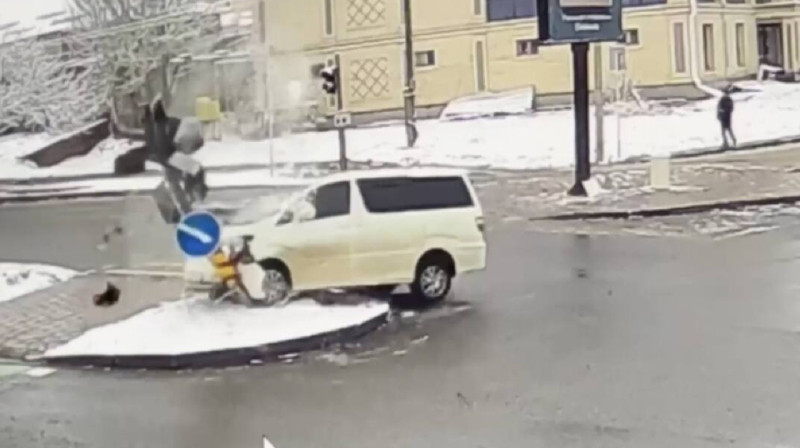 Водитель напился «кумыса» и протаранил светофор в Шымкенте