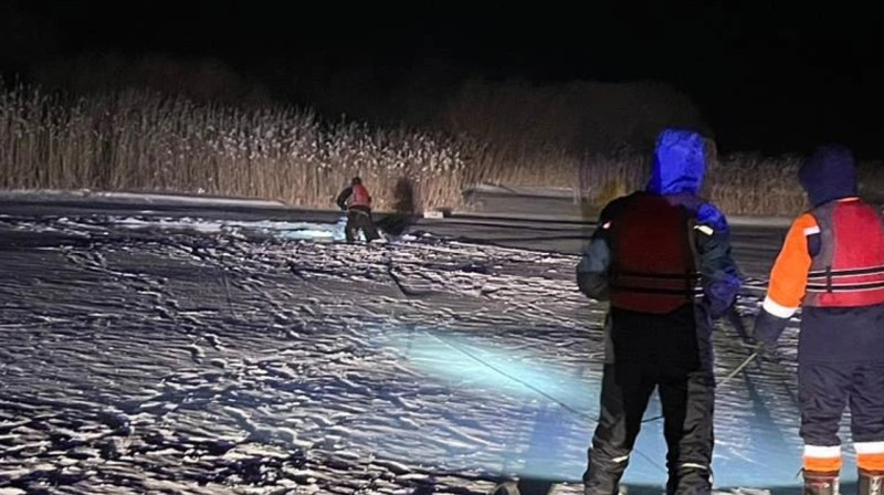 Автомобиль с 3 рыбаками провалился под лед в Карагандинской области
