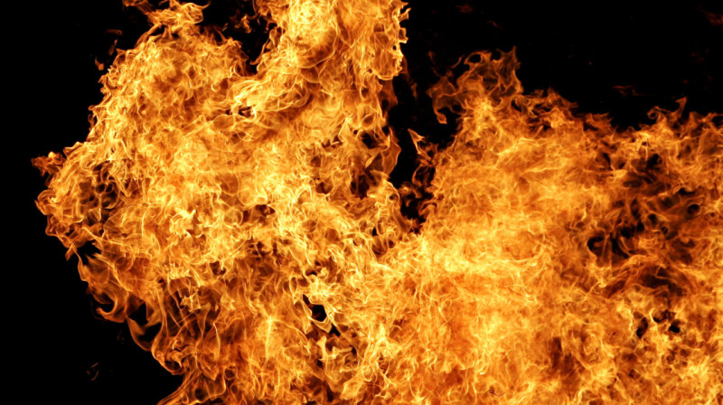 Бойцы СОБР вынесли  газовый баллон из горящего дома в Семее