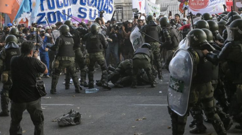Протесты в Аргентине: полиция применяет резиновые пули и водометы