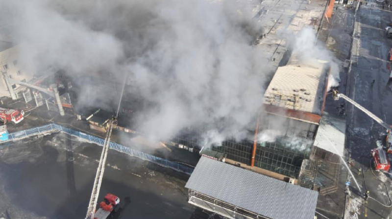 Крупнейший рынок Семея продолжает гореть, в тушении задействовали пожарный поезд. ВИДЕО