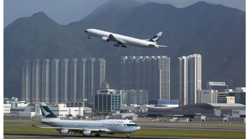 Самолёт насмерть сбил сотрудника аэропорта в Гонконге