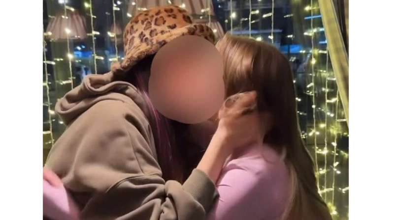 В Красноярске девушек заставили извиниться перед камерой за поцелуй в кафе