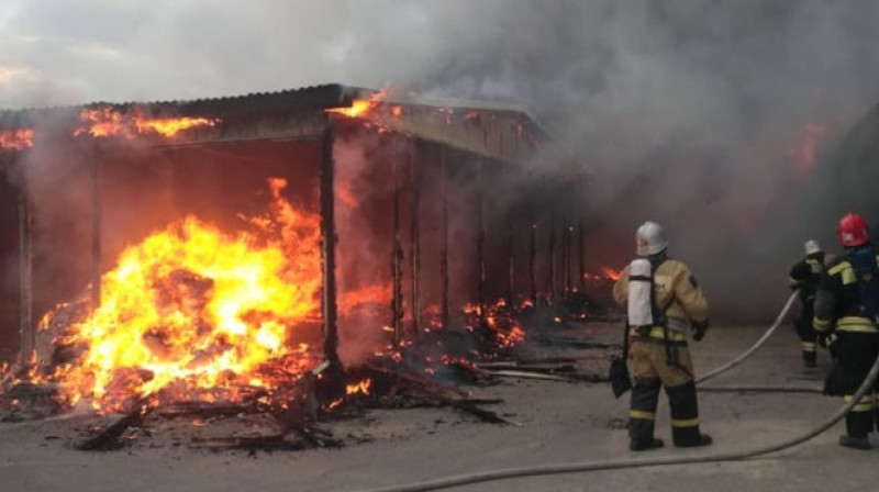 В Семее произошел крупный пожар на рынке «Акшын». Видео