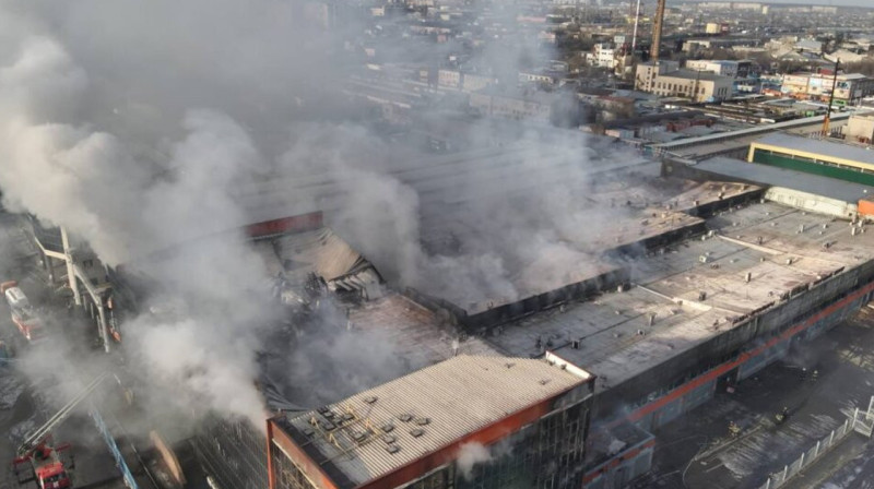 Скляр поручил установить причину пожара в торговом центре Семея