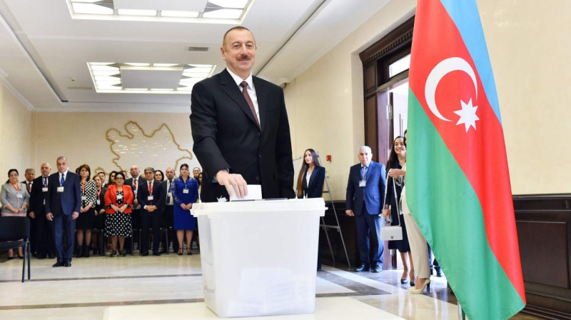 В Азербайджане проходят внеочередные выборы президента