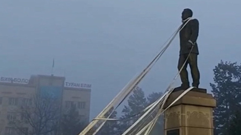 В Талдыкоргане снесли постамент памятника Назарбаеву, предварительно отключив освещение