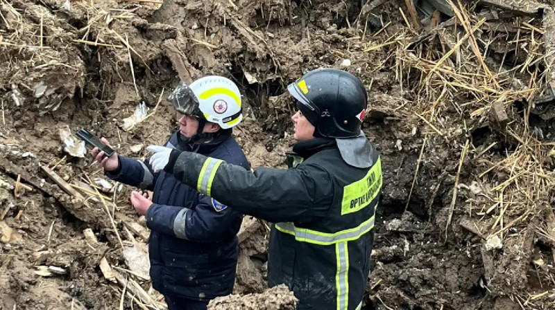 Алматыдағы көшкін: Қираған үй астында қалған 3 адамның денесі табылды