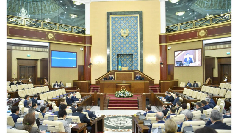 Возвращение COVID-19: в мажилисе парламента введён масочный режим