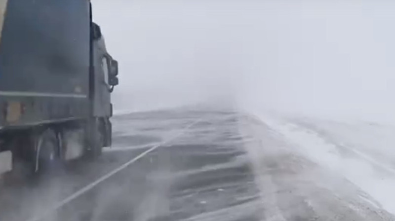 Из-за непогоды закрыты десятки участков автодорог в Казахстане