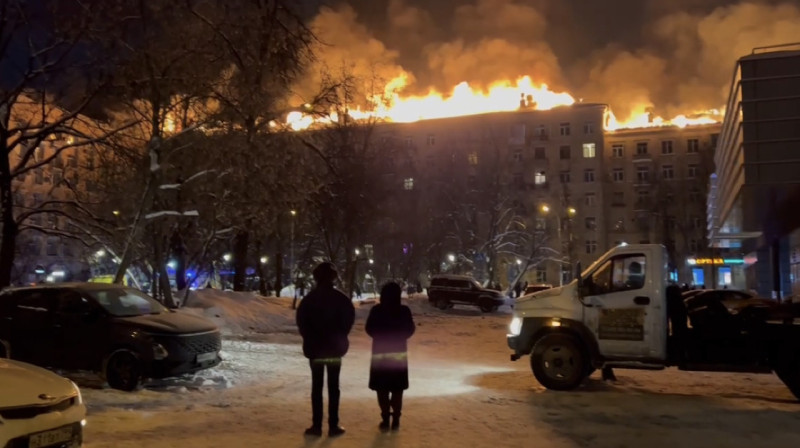 Крупный пожар в трех жилых домах в Москве: к тушению привлекли авиацию