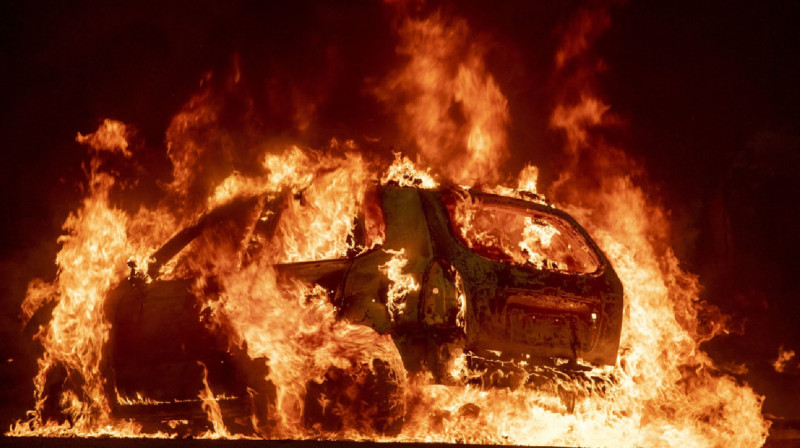 В Шымкенте на оживленной трассе полностью сгорел автомобиль. ВИДЕО