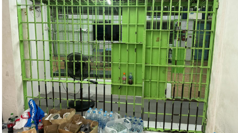 Участник группы "Би-2" показал условия содержания в миграционной тюрьме Таиланда