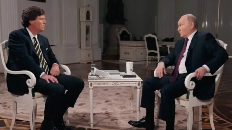 Путин Карлсонға сұхбат беріп отырғанда аяғының сіңірі тартылып қалды