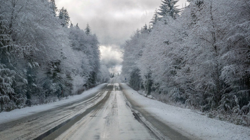 Дефицит снегоуборочной техники привел к коллапсу на дорогах Казахстана