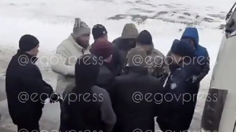 Дальнобойщики устроили массовую драку на трассе в Актюбинской области. ВИДЕО