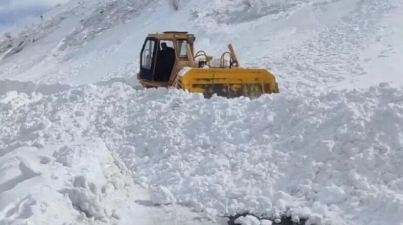 Снежная лавина сошла близ Алматы и перекрыла дорогу на БАО