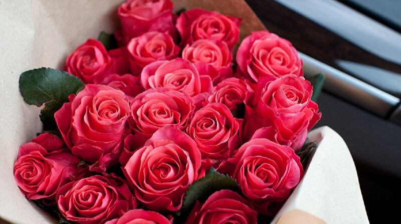 Казахстанки продают букеты, подаренные на День влюбленных