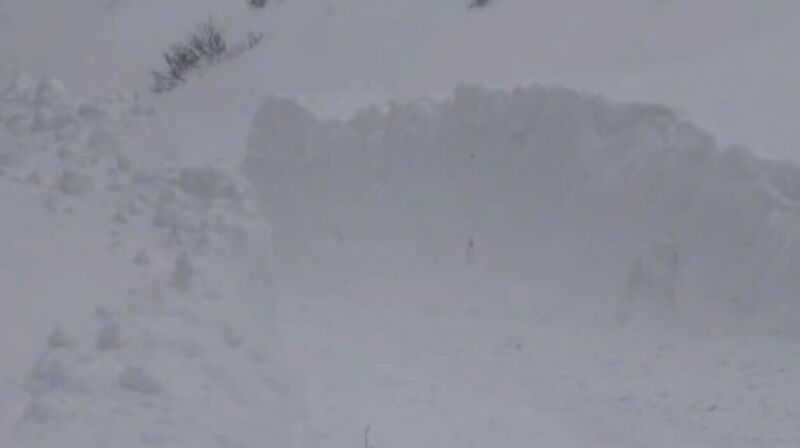 Снежная лавина сошла на трассе в ВКО