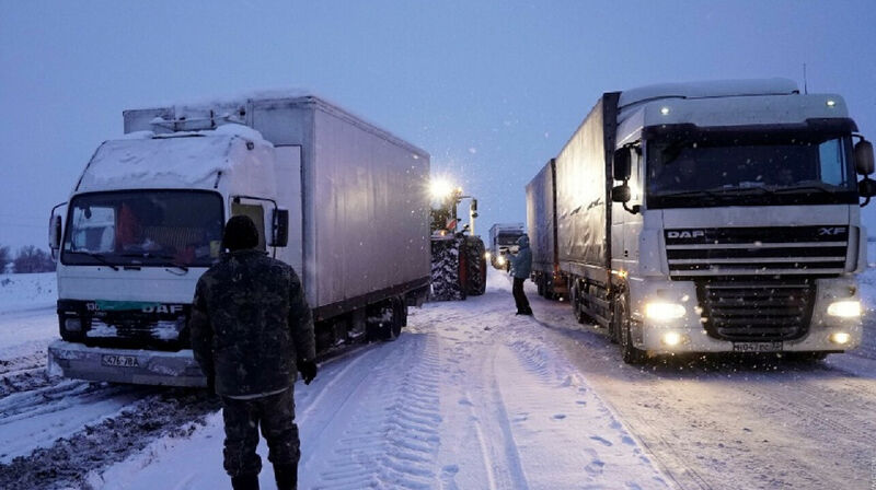 В Актюбинской области без провизии уже 12 дней стоят на трассе водители большегрузов