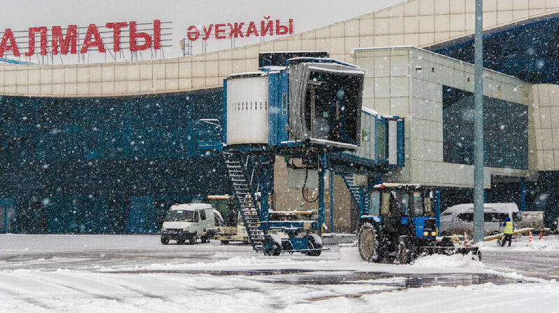 В аэропорту Алматы задерживаются 12 авиарейсов из-за снегопада