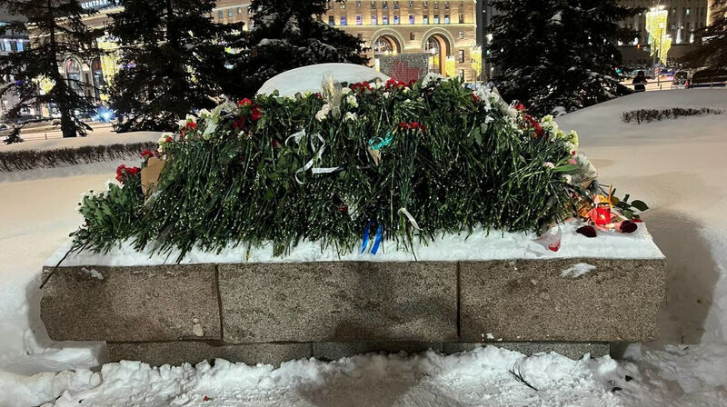 Мемориалы Навальному оперативно уничтожают в Москве. ВИДЕО