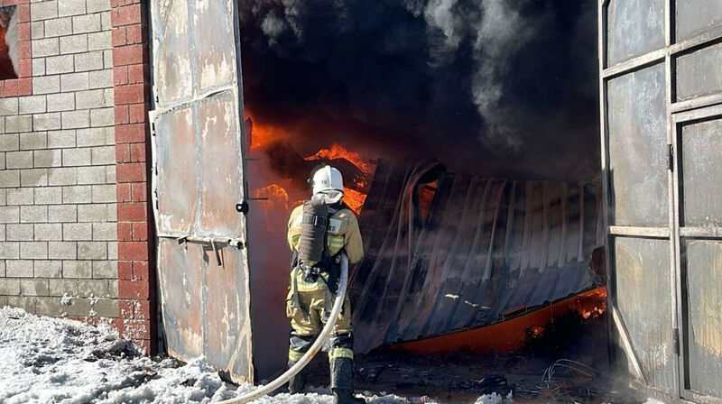 Пожар у "барахолки" в Алматы: в горящем здании находятся взрывоопасные предметы