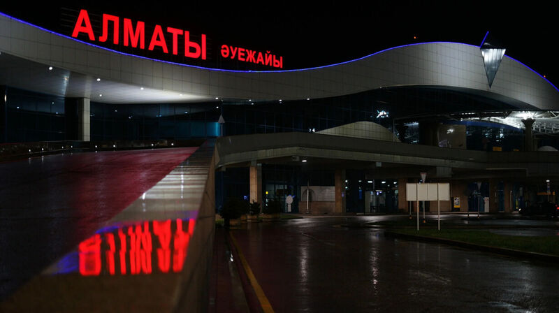 Сильный снегопад в Алматы привел к задержкам рейсов
