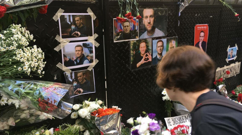 Вслед за Москвой мемориалы Навальному начали уничтожать в других городах