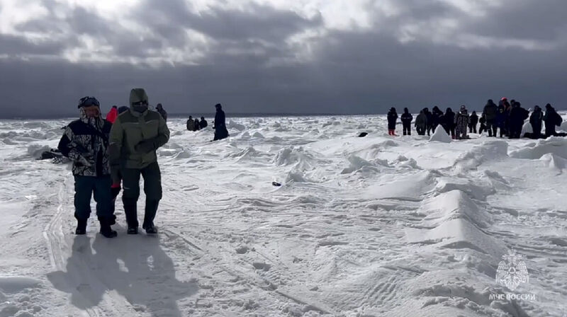 Более 80 человек унесло на оторвавшейся льдине в Охотское море