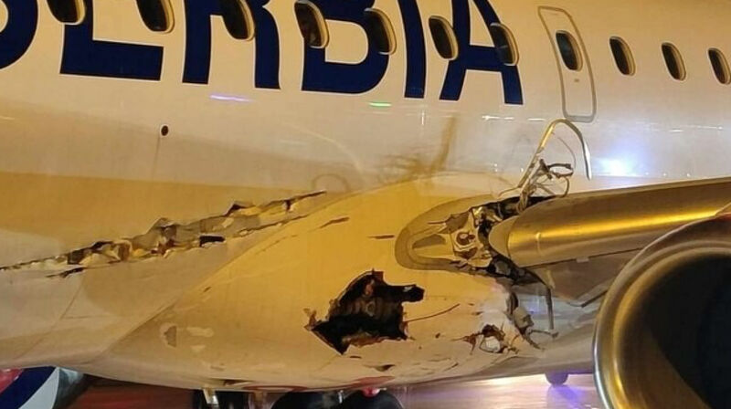 Самолет с сотней пассажиров на борту врезался в светотехническое оборудование в Белграде