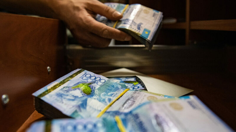 Жители Сатпаева возмущены призывами скинуться на адвоката для подозреваемого в коррупции акима города