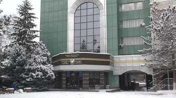 Избивал и преследовал девушку: сотрудника акимата задержали в Алматы