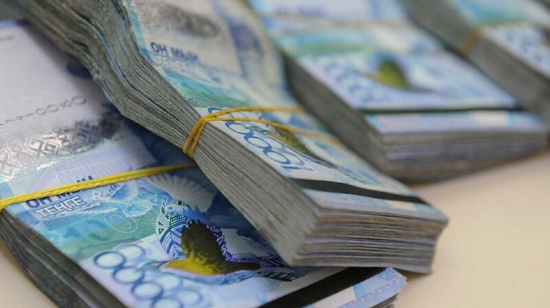 В Алматы бухгалтеры перечисляли деньги своим родственникам