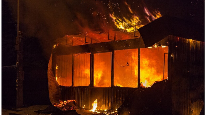 В Алматы сгорел цветочный павильон. ВИДЕО