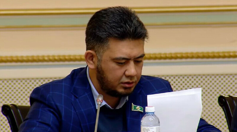 В Алматы депутата оштрафовали за мат