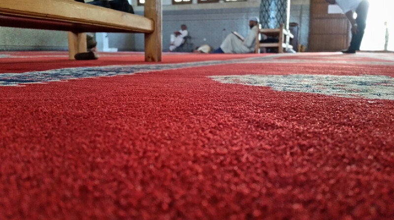 В Туркестанской области задержана похитительница ковров из мечети