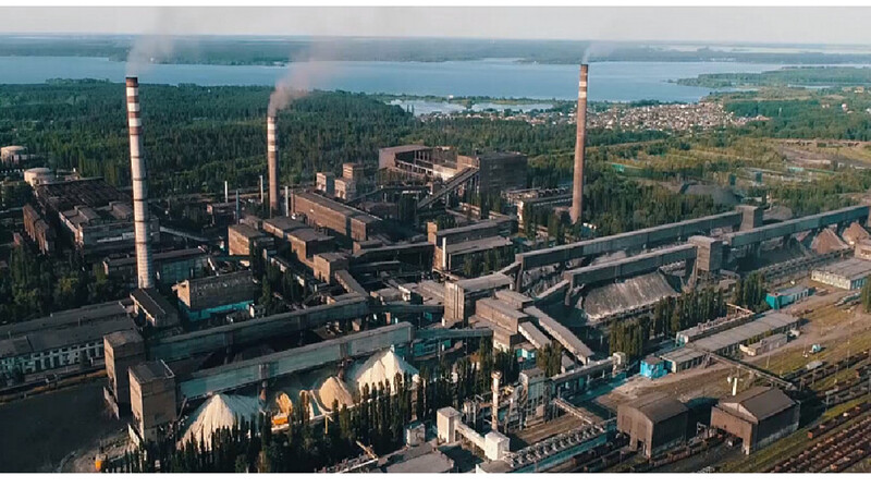 Сильный пожар разгорелся на одном из крупнейших металлургических заводов России