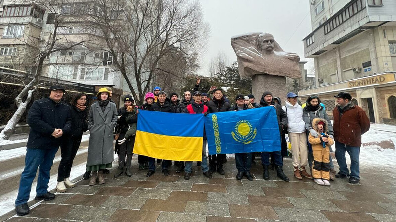 Возложили цветы и исполнили гимн: алматинцы устроили акцию в поддержку Украины
