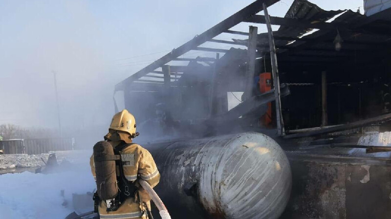 Хлопок и пожар произошли на газовой автозаправке в Караганде