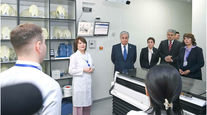В ВКО Токаев посетил центр лучевой терапии и диагностики