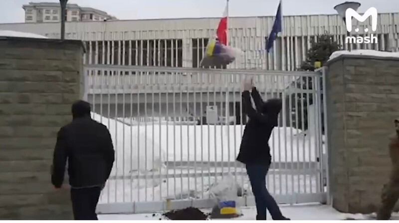 Посольство Швеции в Москве закидали фекалиями с украинскими флажками