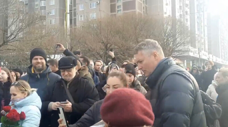 Евгений Ройзман приехал проститься с Навальным. ВИДЕО