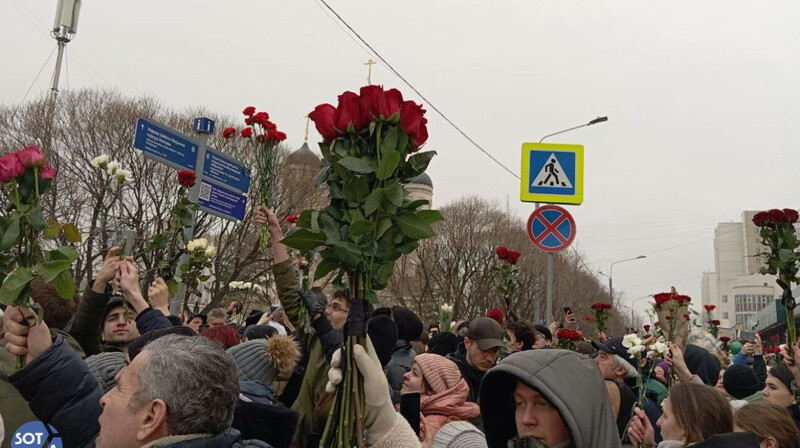«Нет войне! Путин-убийца»: что скандируют тысячи россиян на похоронах Навального. ВИДЕО