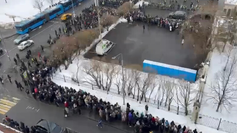 Очередь из желающих проститься с Навальным растянулась на два километра. ВИДЕО