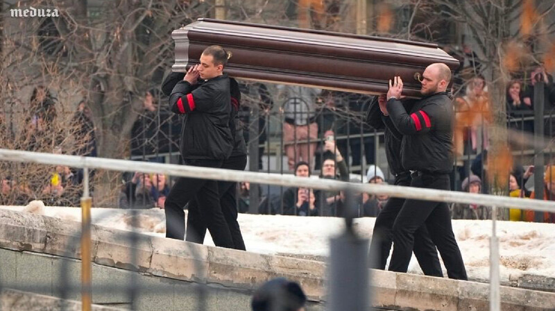 Похороны Навального: катафалк с телом прибыл к храму