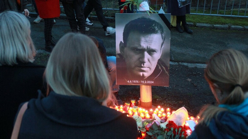 Силовики избили и оштрафовали россиянина возле кладбища, где был похоронен Навальный