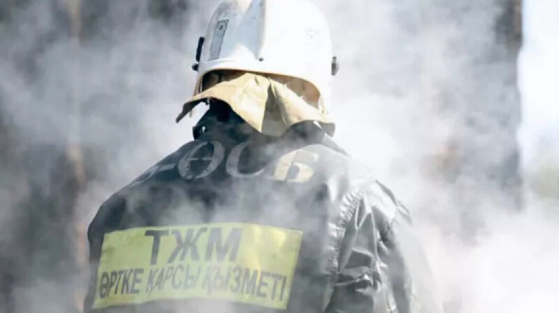 Около суток тушат пожар на побережье Каспийского моря